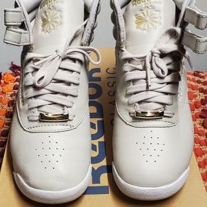 Grey Reeboks classic sneaker very good condition like new